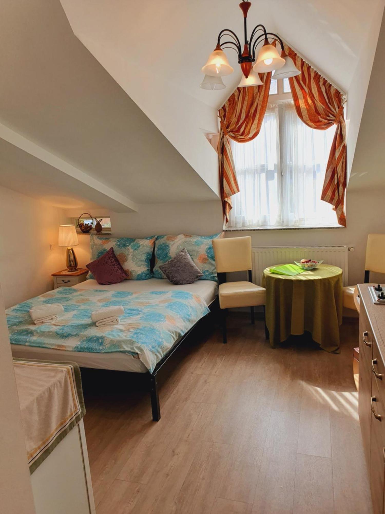 Karmelita Boutique Apartman Sopron Phòng bức ảnh